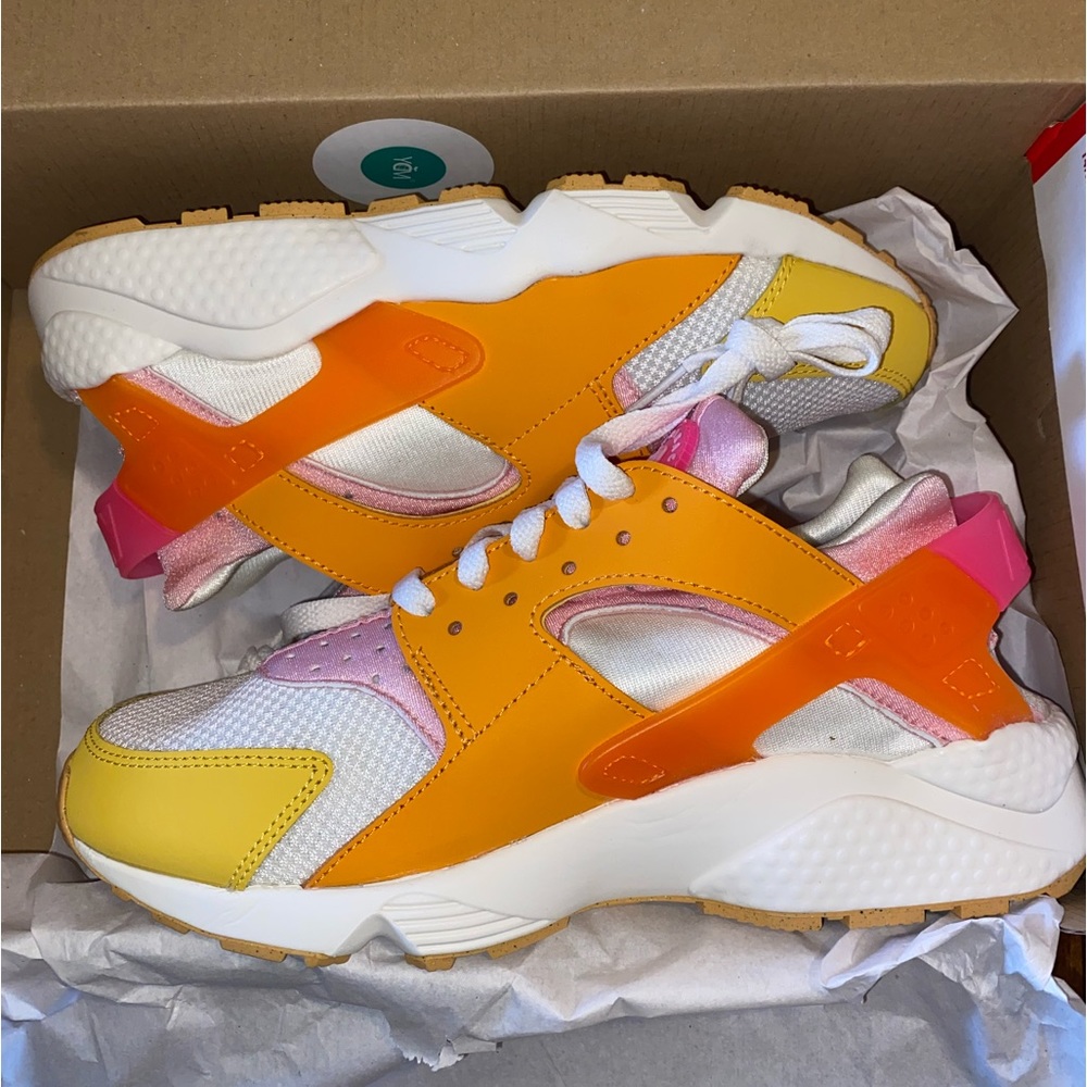 Brand New Women’s Nike Huarache 8.5